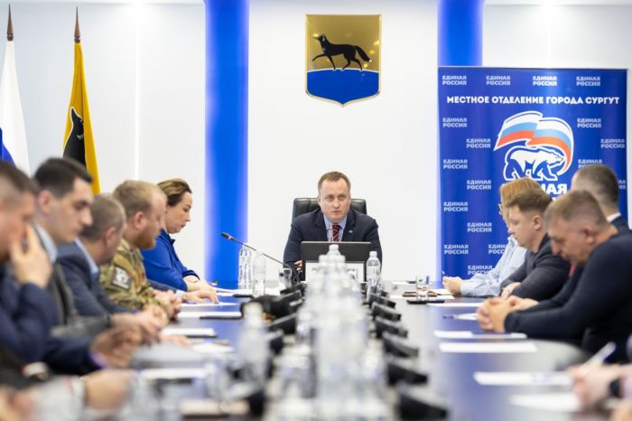 Максим Слепов поздравил «Единую Россию» с днем рождения и подчеркнул ее роль в развитии Сургута