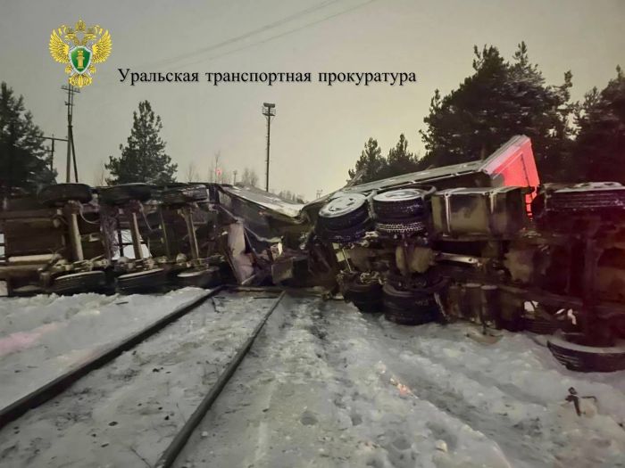 ​На переезде под Сургутом столкнулись поезд и грузовик