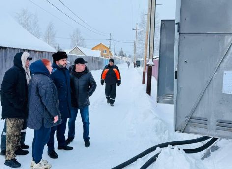 Прокурор Сургута Марат Тубеев поехал в «Кедровый-16» после жалоб жителей на длительное отключение электричества. Свет вернули