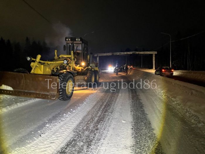​Под Нижневартовском легковушка после столкновения врезалась в автогрейдер