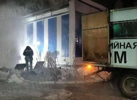 ​В Сургуте из-за порыва на сетях горячей воды затопило улицу Губкина