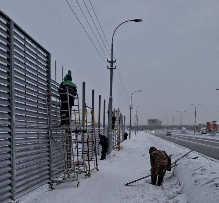 ​В Сургуте появилось новое ограждение вдоль Югорского тракта