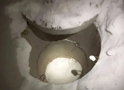 ​В Сургуте ребенок упал в открытый колодец на улице Университетской