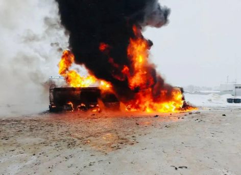 В Солнечном на заправке сгорел бензовоз. Пострадали двое
