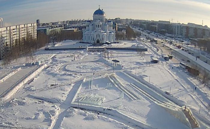 ​Елки убирают, горки остаются: в Сургуте демонтируют новогодние городки