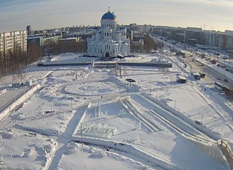 ​Елки убирают, горки остаются: в Сургуте демонтируют новогодние городки