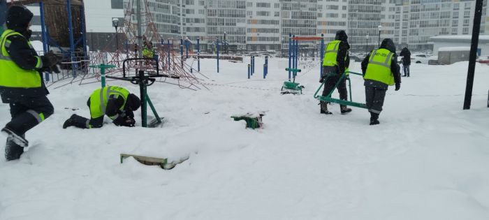Власти Сургута после сигнала горожан демонтировали аварийную детскую площадку на улице Захарова