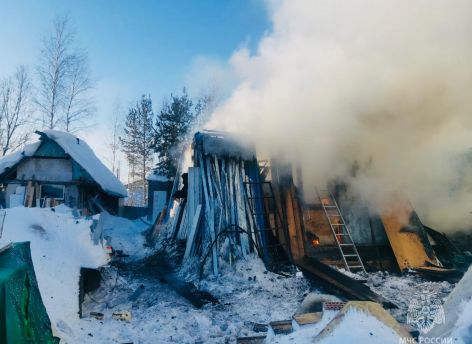​В дачном кооперативе Сургута сгорел дом ‒ погиб взрослый и ребенок