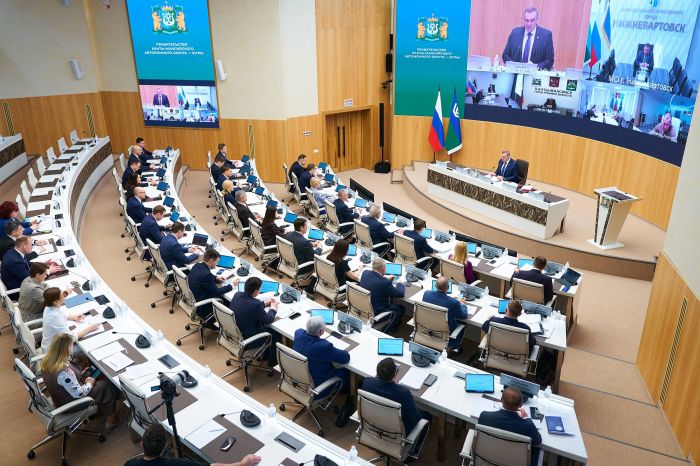 ​Губернатор Югры поручил усилить контроль за очисткой крыш и безопасностью школ после трагедии в Лянторе