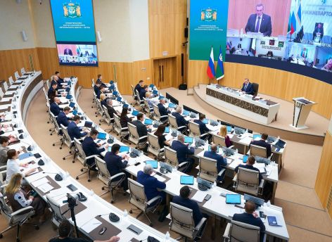 ​Губернатор Югры поручил усилить контроль за очисткой крыш и безопасностью школ после трагедии в Лянторе