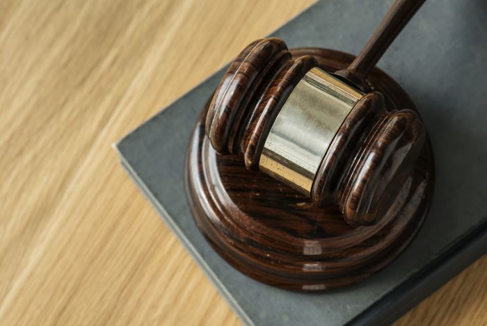 В Сургуте уволили сотрудницу муниципального учреждения. Ее обвиняют во взятках  