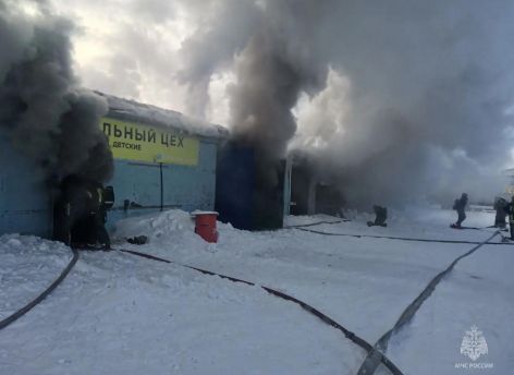 ​В Сургуте горел мебельный цех − пожарные тушили 300 квадратных метров
