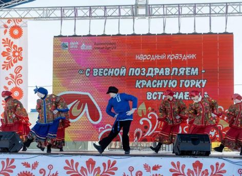 В Сургуте более 10 тысяч человек вышли встречать Красную горку