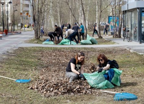 Жители Сургута убрали девять общественных пространств и высадили яблони, сирени и клены