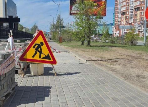 Тротуар раскопали, рабочие исчезли: сургутянка пожаловалась на затянувшийся ремонт возле остановки «Россети»