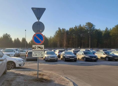 Неужели стихийную парковку у аэропорта нельзя было просто оставить, если никакой альтернативы город выработать не может?