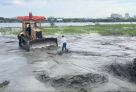 ​Евгений Барсов провел ночь у трубы и попытался остановить намыв песка рядом с аэродромом в Сургуте