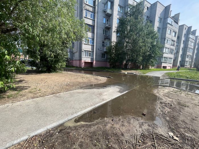 ​Ремонт не помог: проезд на улице Кукуевицкого в Сургуте снова затопило после дождя