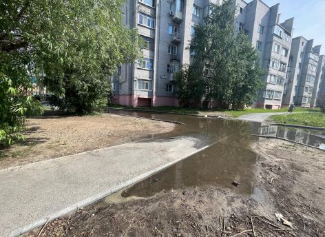 Ремонт не помог: проезд на улице Кукуевицкого в Сургуте снова затопило после дождя