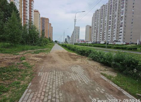 В Сургуте тротуар на улице Крылова до сих пор не восстановили после зимнего ремонта