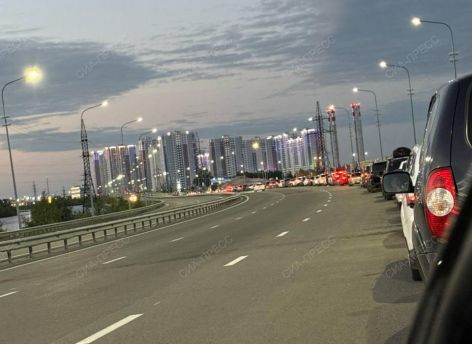 У заправки «Газпром» в Сургуте собралась большая очередь // ФОТОФАКТ