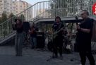 ​Сургутяне зажгли под рок-хиты в сквере Журналиста // ВИДЕОФАКТ