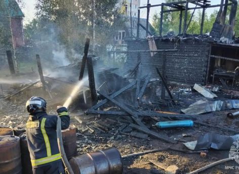 Пожарные предотвратили взрыв в горящем доме в Сургуте