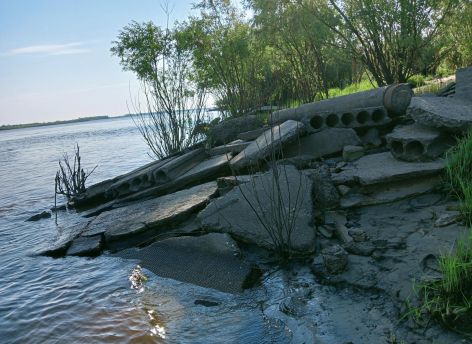 У речпорта в Сургуте неизвестные свалили в воду асфальт с арматурой