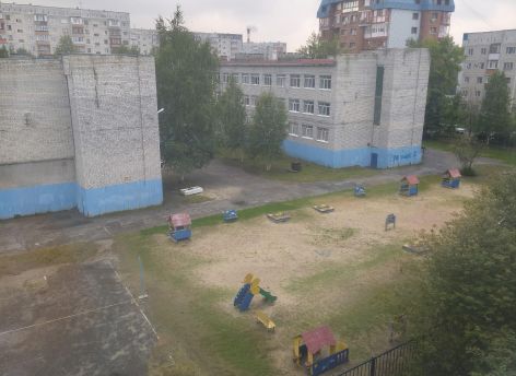 «Опять забор поменяли и все?»: сургутянка пожаловалась на старую детскую площадку у гимназии Салахова