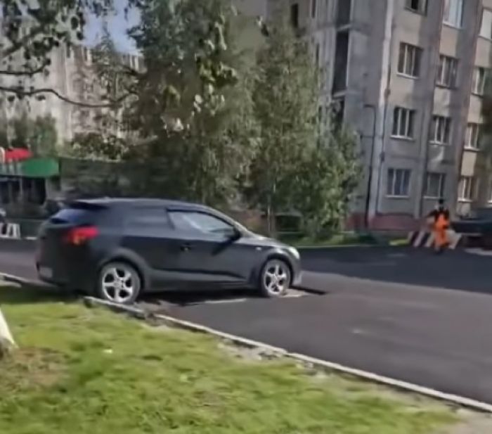 В Сургуте на Комсомольском проспекте новый асфальт положили вокруг припаркованной машины // ФОТОФАКТ