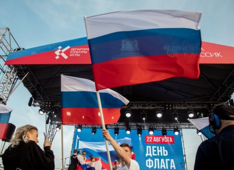 Руслан Кухарук поздравил жителей Югры с Днем российского флага
