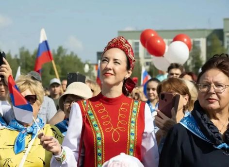 Сургутяне отметили День Государственного флага на нескольких городских площадках