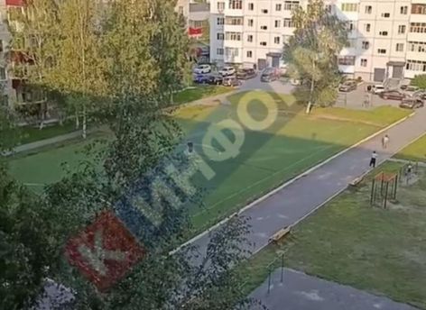 Во дворе на проспекте Мира в Сургуте сносят футбольную площадку // ВИДЕОФАКТ