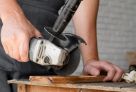 Врачи Сургута за сутки приняли трех мужчин с серьезными травмами после работы болгаркой