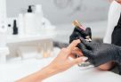 Роспотребнадзор рассказал югорчанкам, как не подхватить гепатит или ВИЧ в салоне красоты