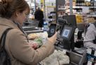 Жители всей тюменской «матрешки» в этом году стали меньше платить картами и больше QR-кодами