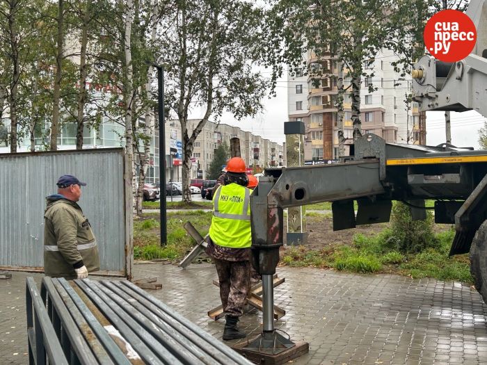 ​В Сургуте просевший тротуар в Сквере Журналиста полностью закрывают от прохожих // ФОТО