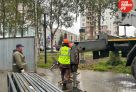 В Сургуте просевший тротуар в Сквере Журналиста полностью закрывают от прохожих // ФОТО